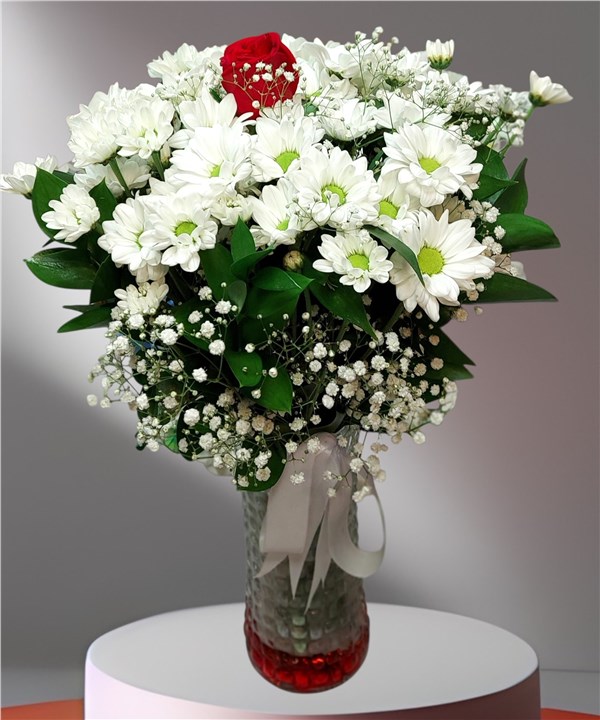 Cam Vazoda Papatyalar ve Gül 